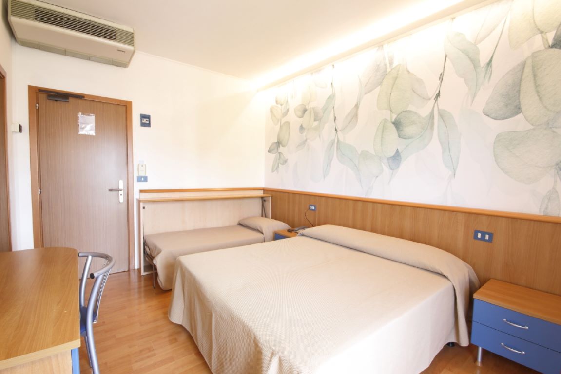 Hotel Toledo-Deluxe trokrevetna soba.jpg