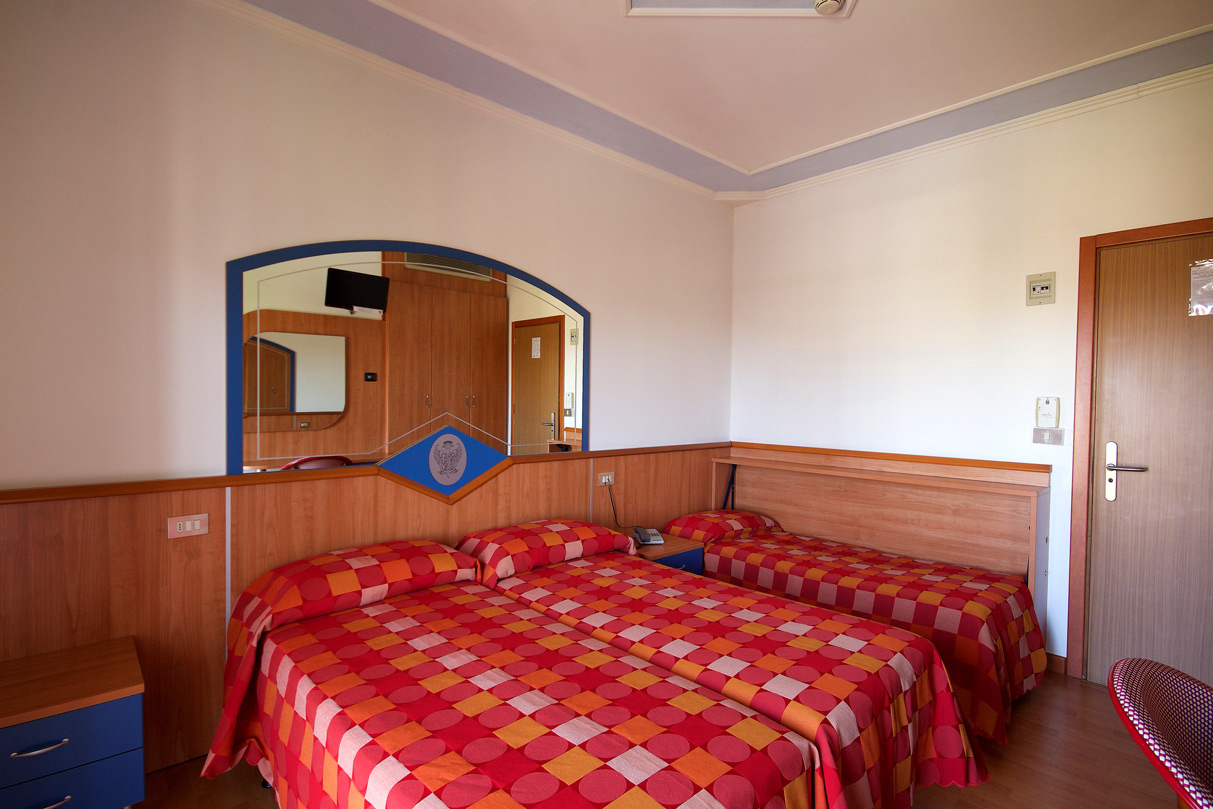 Toledo Hotel-Trokrevetna soba.jpg