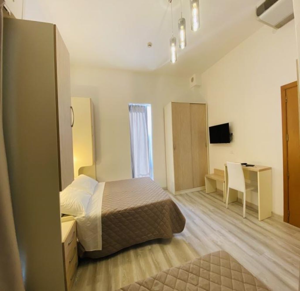 Hotel Butterfly-Trokrevetna soba.jpg