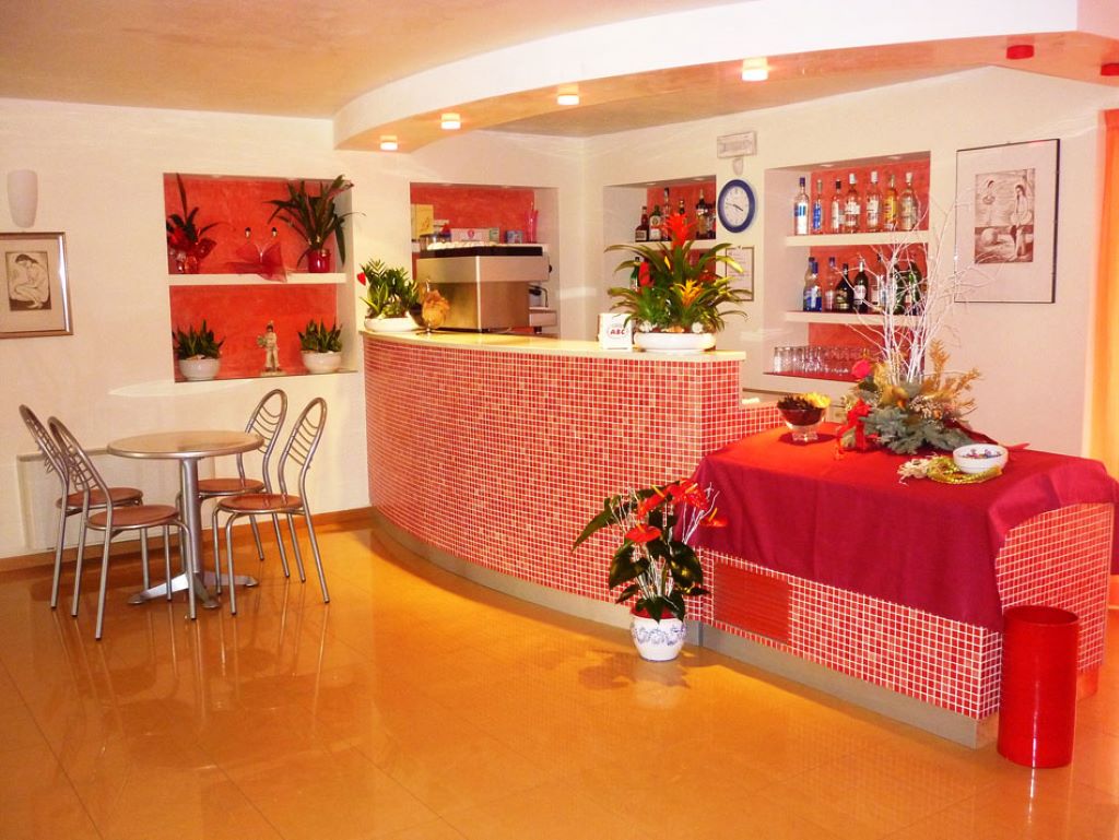 Hotel Bahama-Bar.jpg