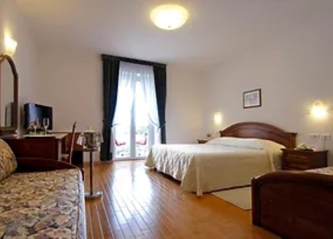 Marko Hotel-Cetvorokrevetna soba.jpg