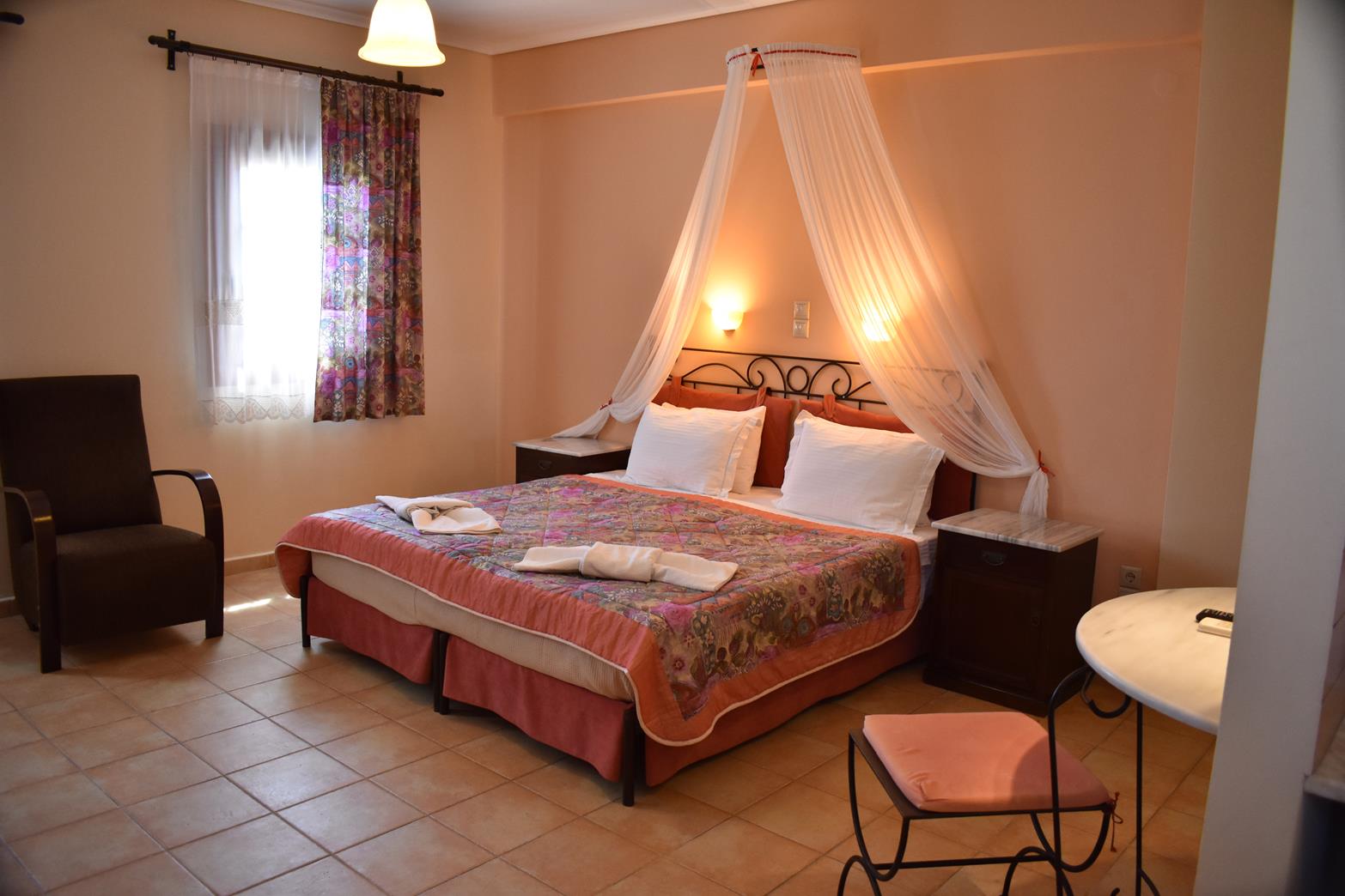 Melidron-Stylish-Hotel-and-Apartments-soba-bračni krevet.jpg
