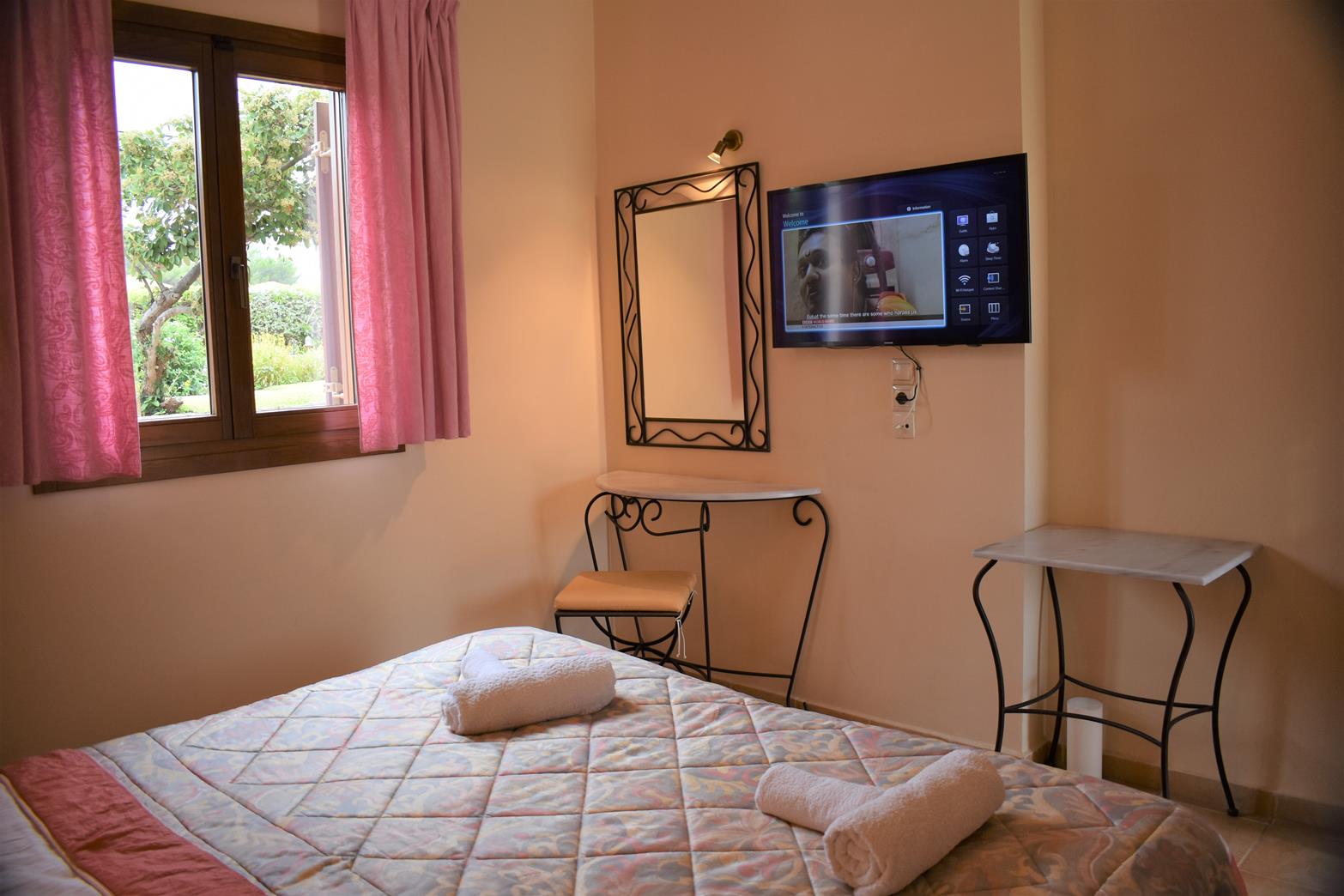 Melidron-Stylish-Hotel-and-Apartments-tv-soba.jpg