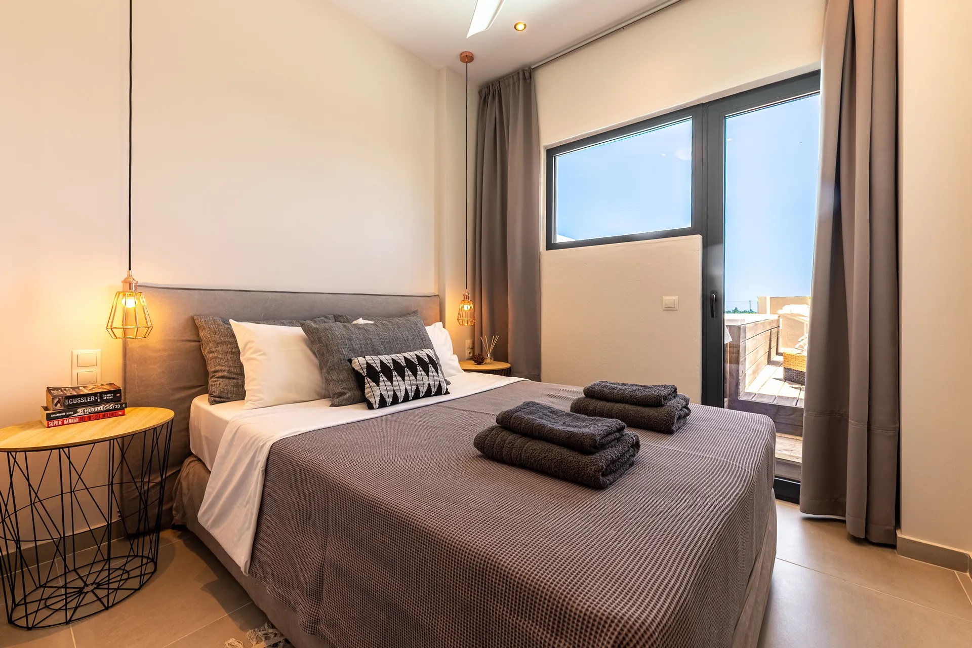 Skiathos Gea Villas-Suite White Gea spavaca soba.jpg