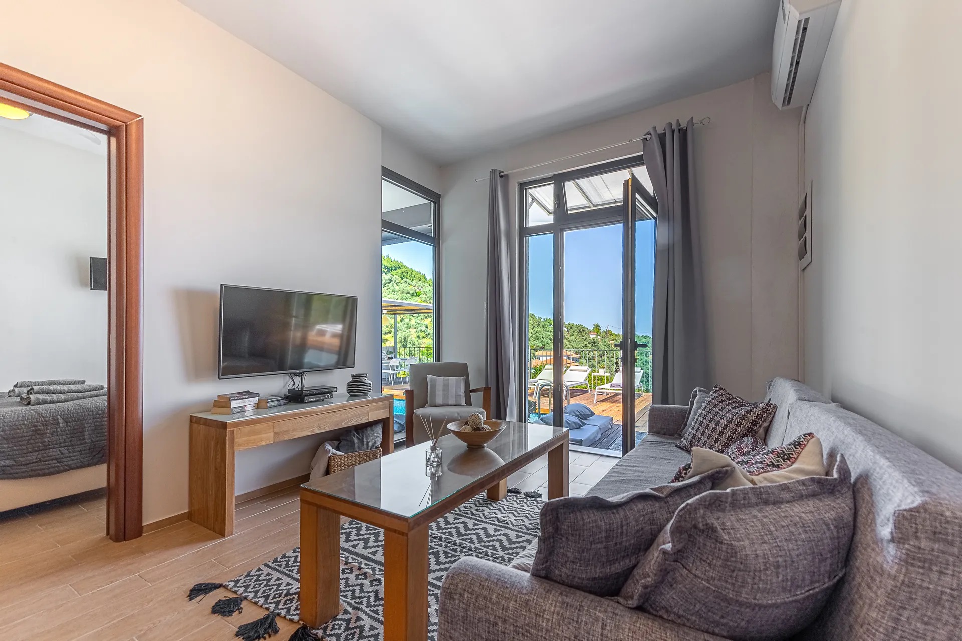 Skiathos Gea Villas-Trosobna VIlla Cassiope dnevna soba.jpg