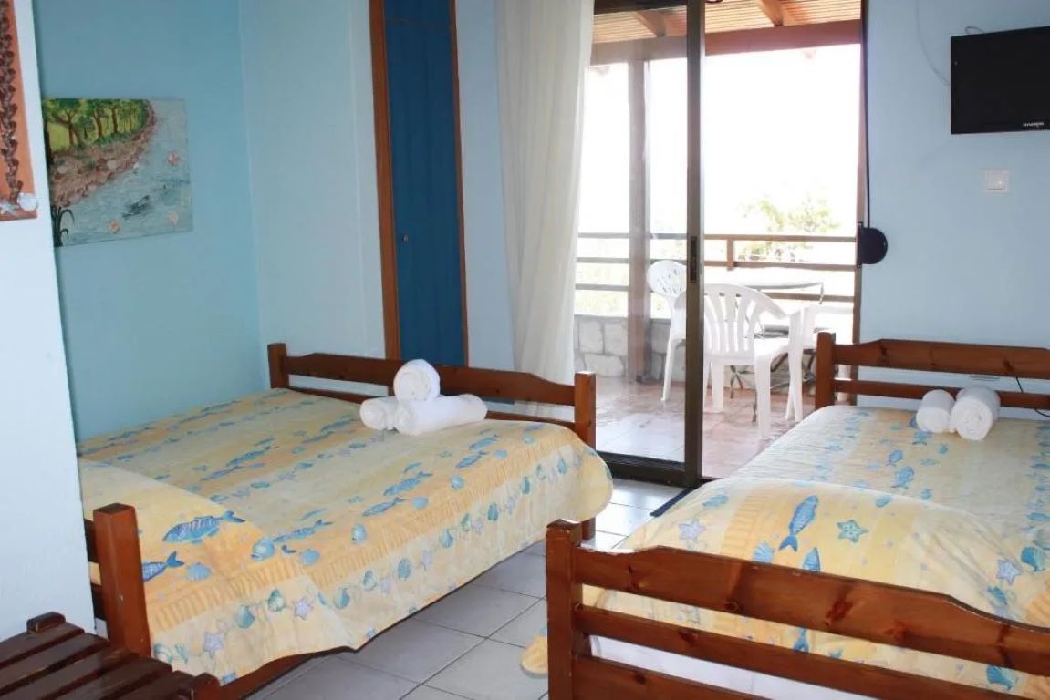 Bambola Hotel-Trokrevetna soba pogled more sa balkonom.jpg