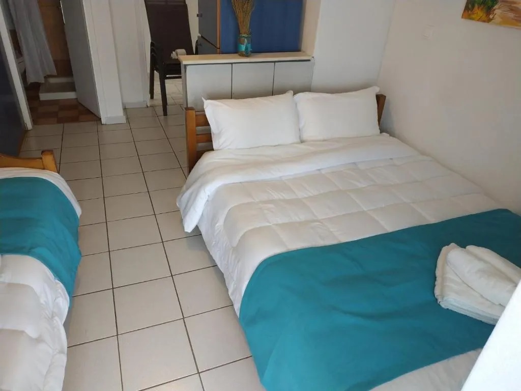 Hotel Bambola-Economy trokrevetna soba pogled more.jpg