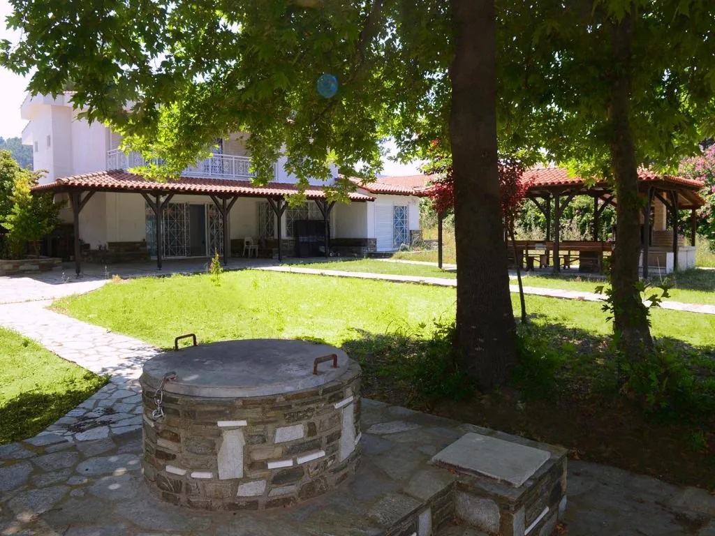 Vourvouru Villas-Lefko vila dvoriste.jpg