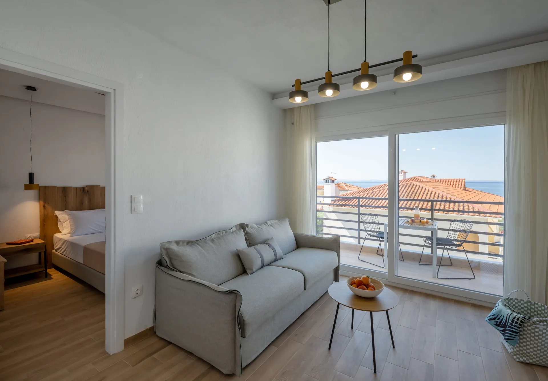 Aiora Suites Halkidiki-King suite pogled more prizemlje.jpg