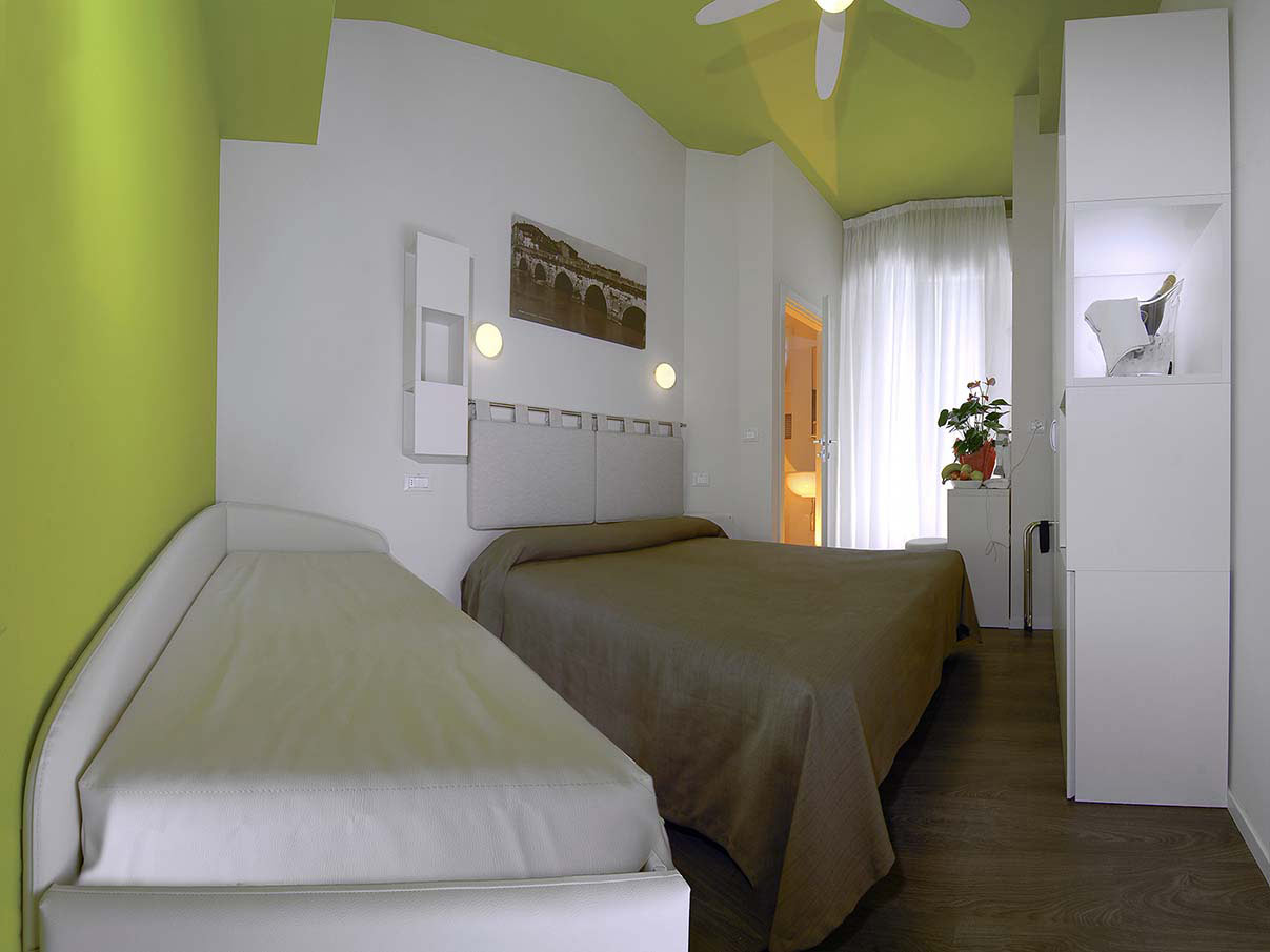 Casablanca Hotel-Trokrevetna soba.jpg