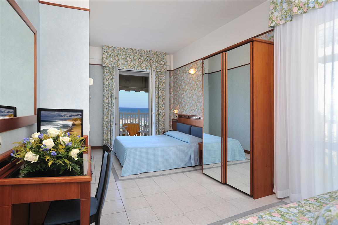 De France Hotel-Trokrevetna soba.jpg