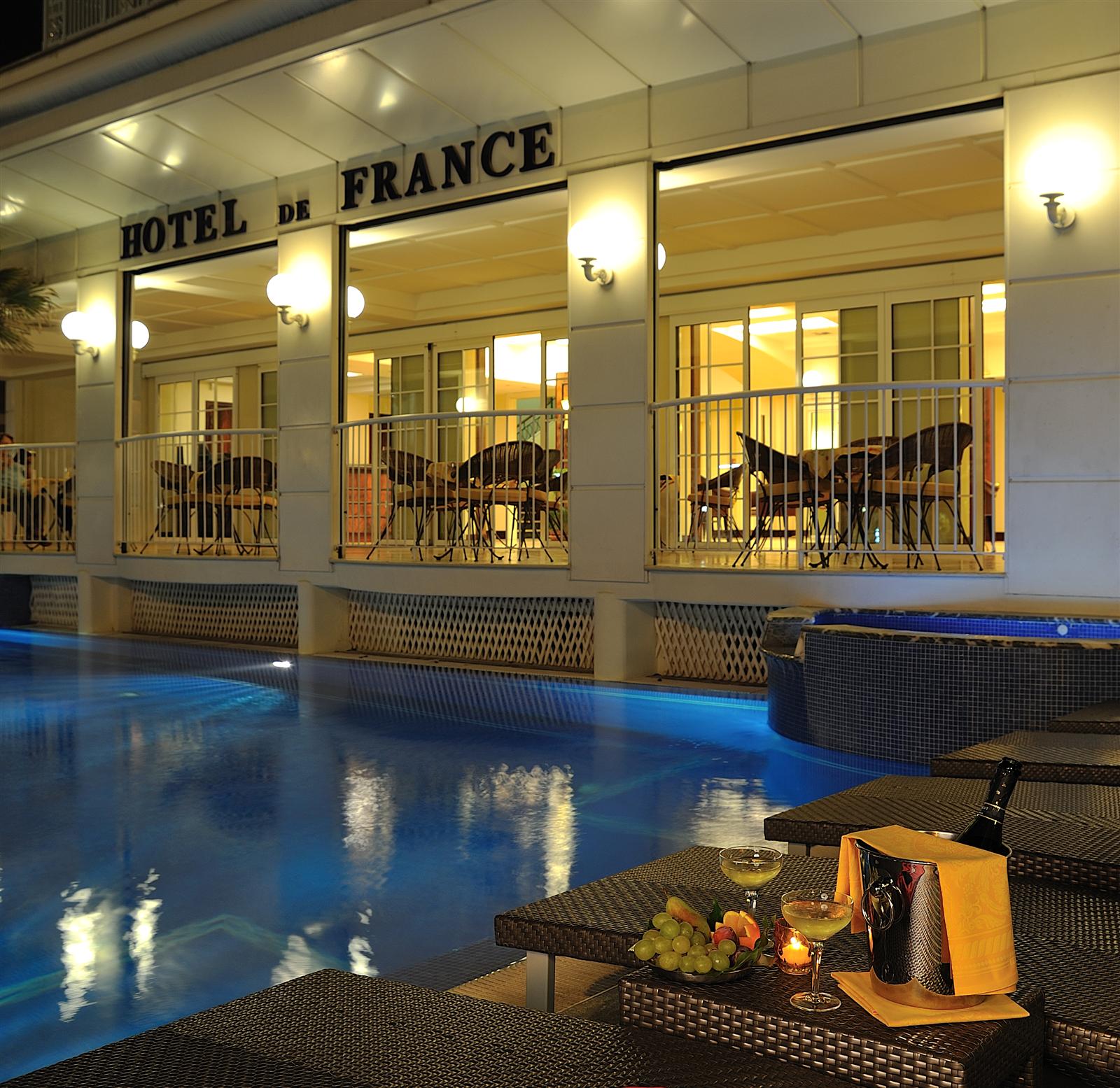 Hotel De France-Terasa bara.jpg