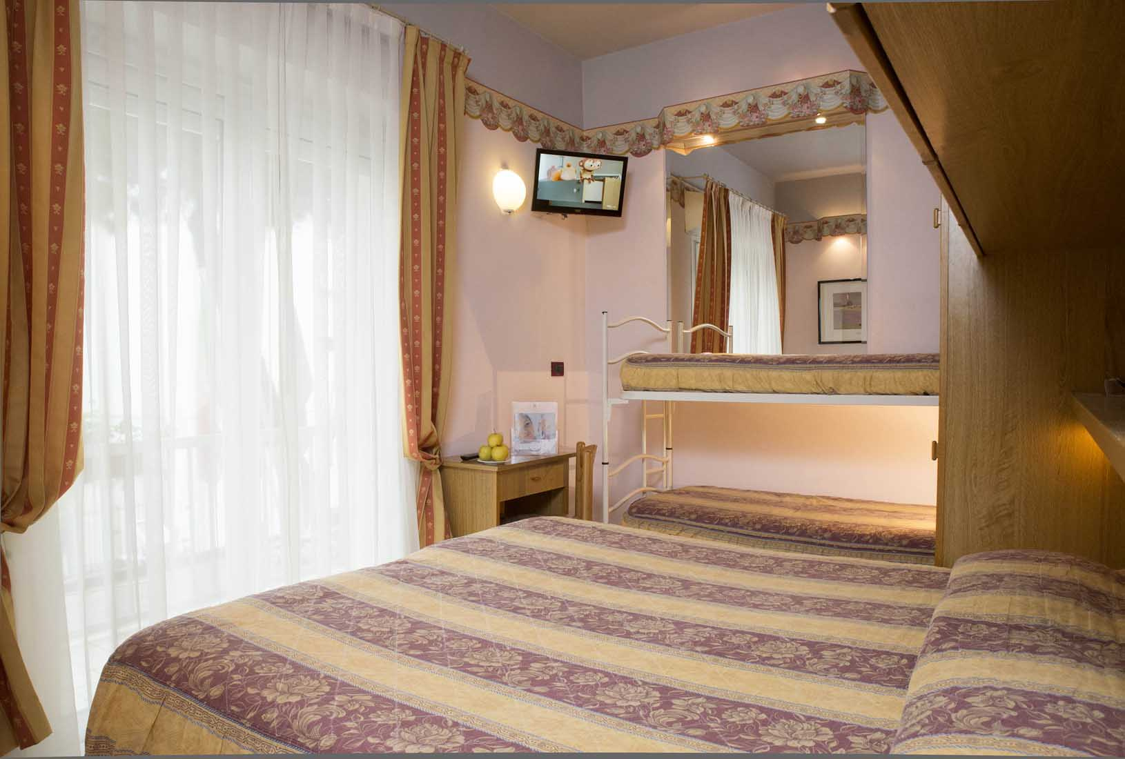 Hotel Kennedy-Cetvorokrevetna soba.jpg
