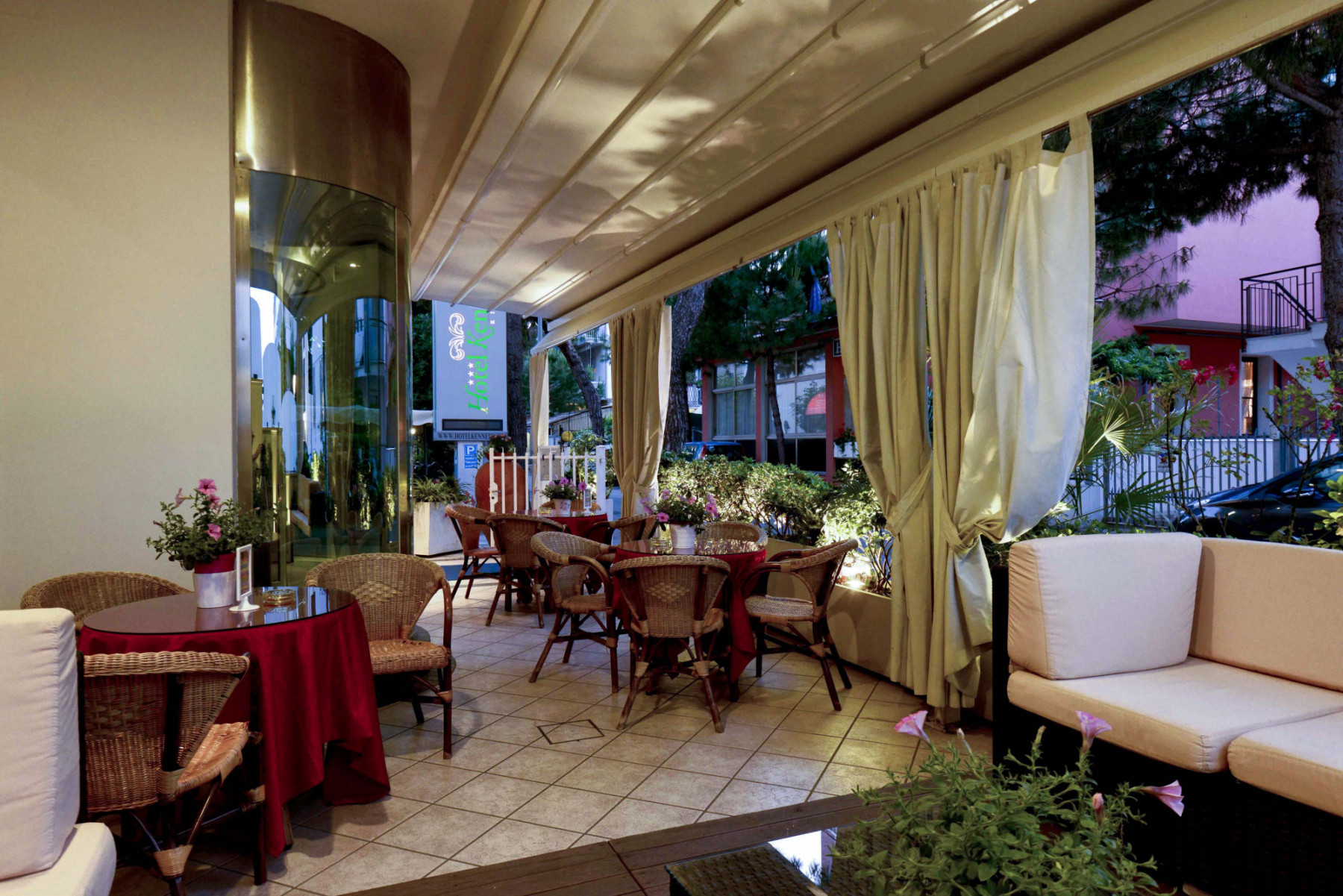 Hotel Kennedy-Terasa bara.jpg