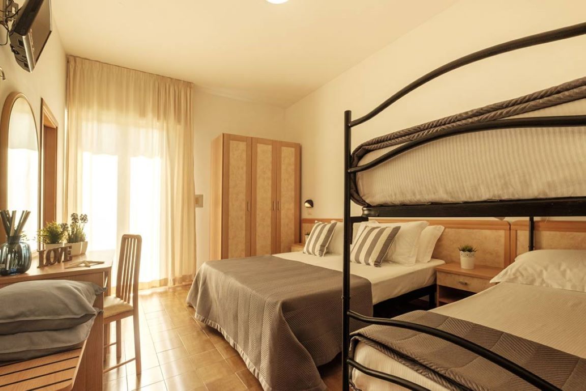 Hotel Oceanic-Cetvorokrevetna soba pogled more.jpg