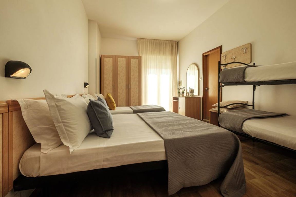 Hotel Oceanic-Petokrevetna soba pogled more.jpg