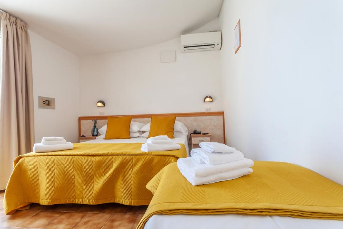 Hotel Oceanic-Trokrevetna soba pogled more.jpg