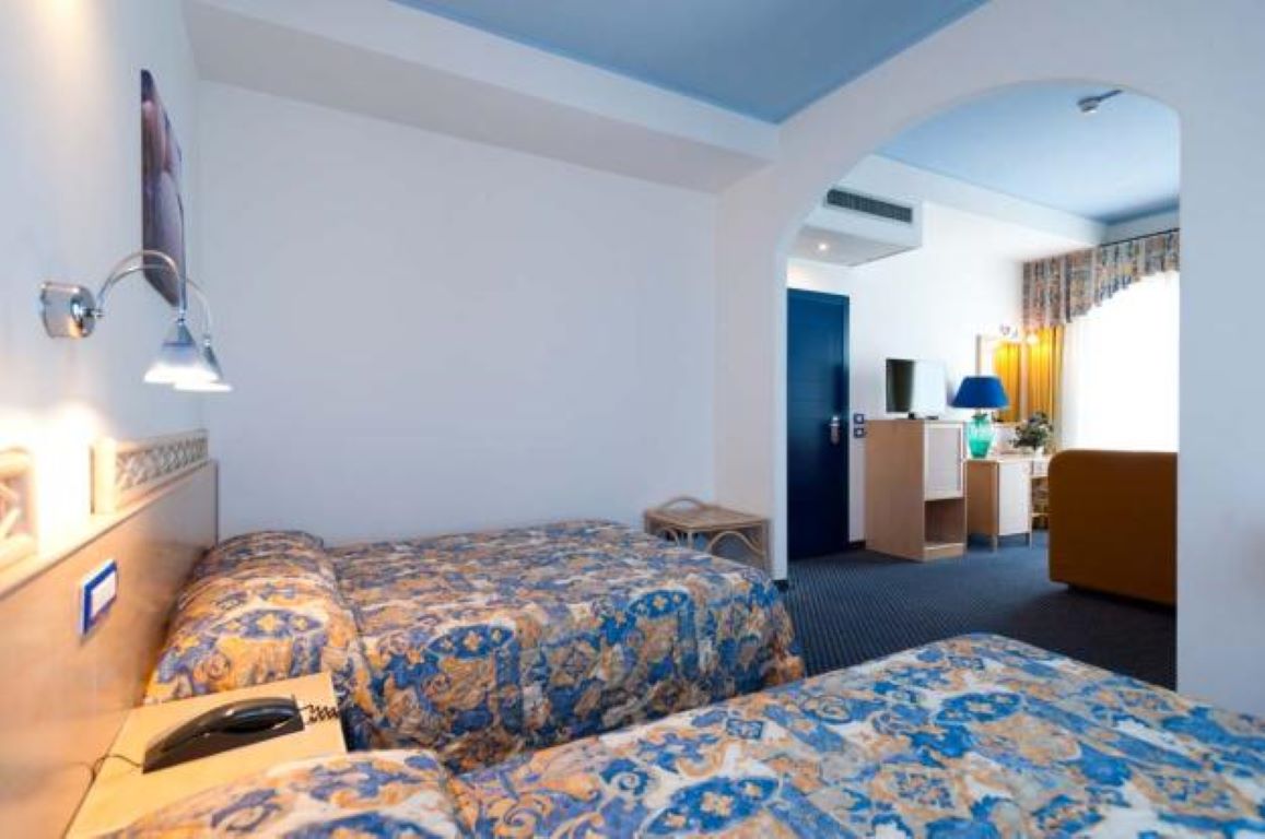 Hotel El Cid Campeador-Deluxe cetvorokrevetna soba.jpg