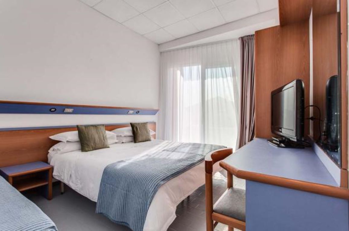 Hotel El Cid Campeador-Trokrevetna soba pogled more.jpg