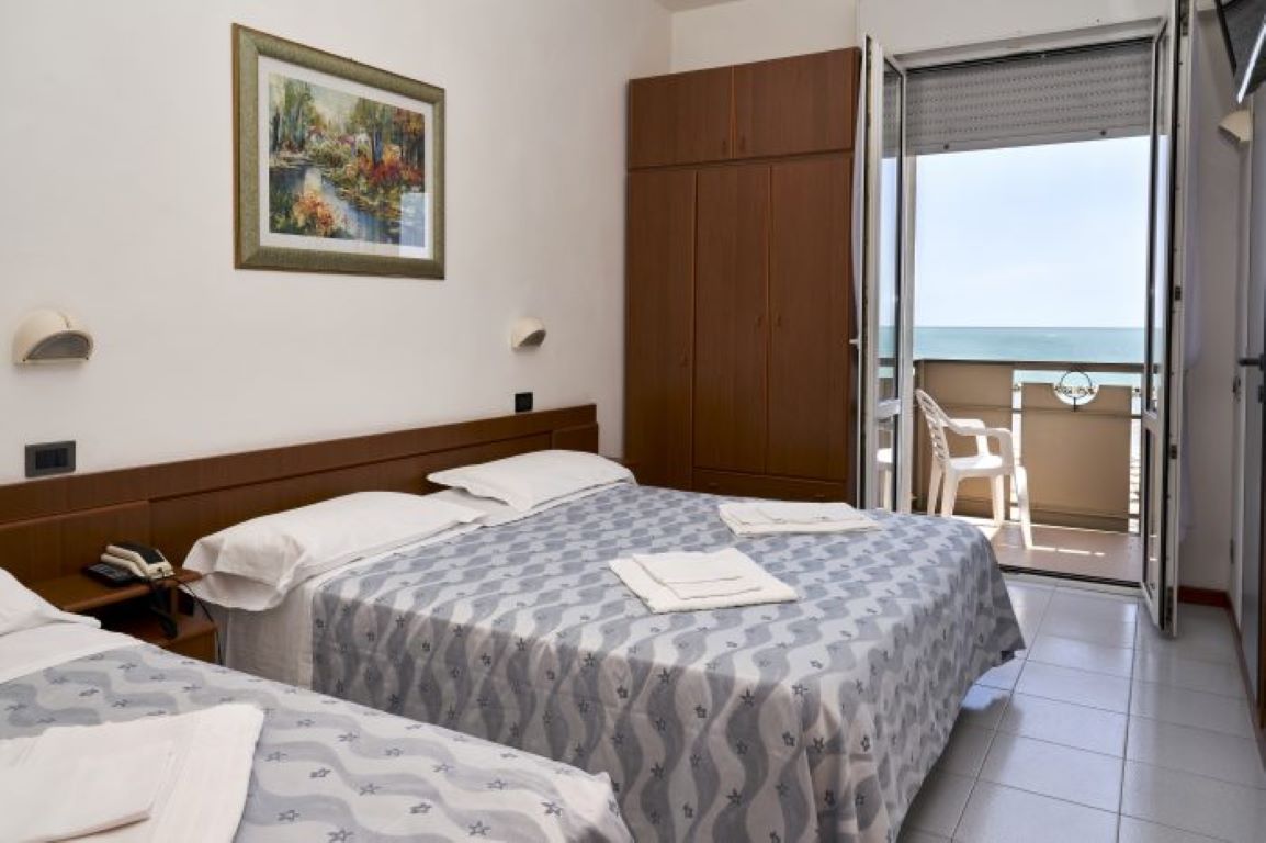 Atlantica Spiaggia Hotel-Standardna soba pogled more.jpg