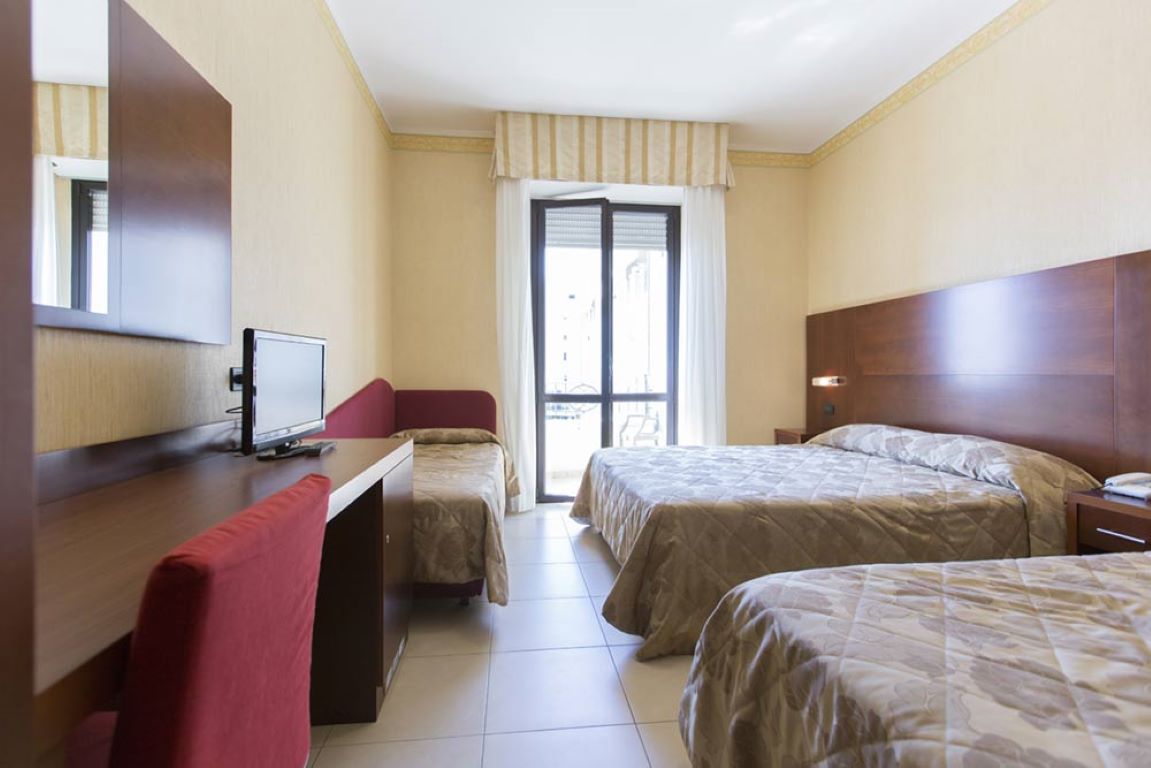 Hotel Metropole-Cetvorokrevetna soba.jpg