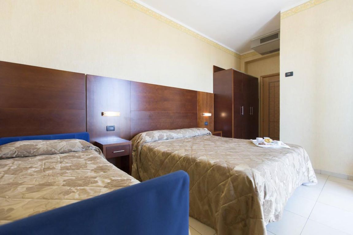Hotel Metropole-Superior trokrevetna soba.jpg