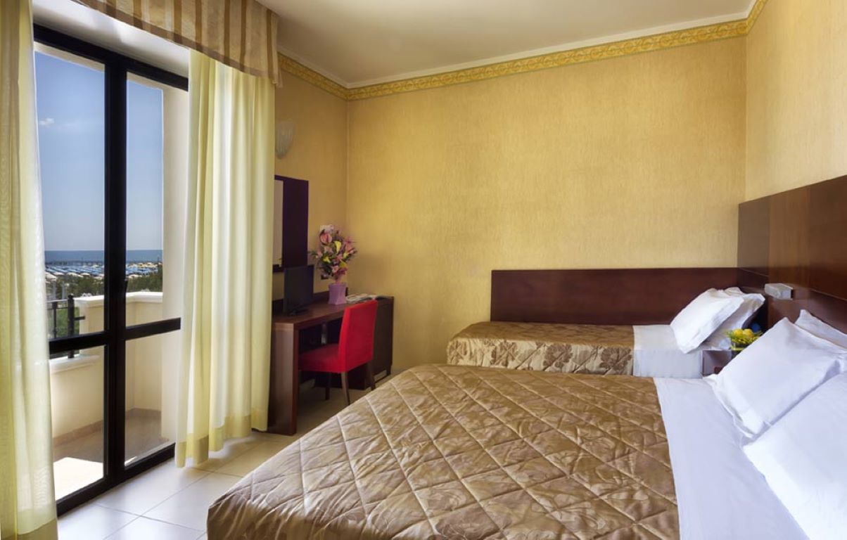 Metropole Hotel-Trokrevetna soba.jpg