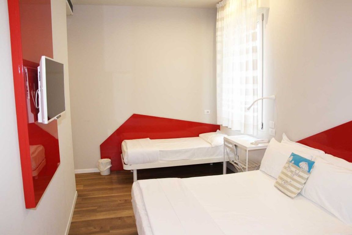 Aurea Hotel-Superior trokrevetna soba.jpg