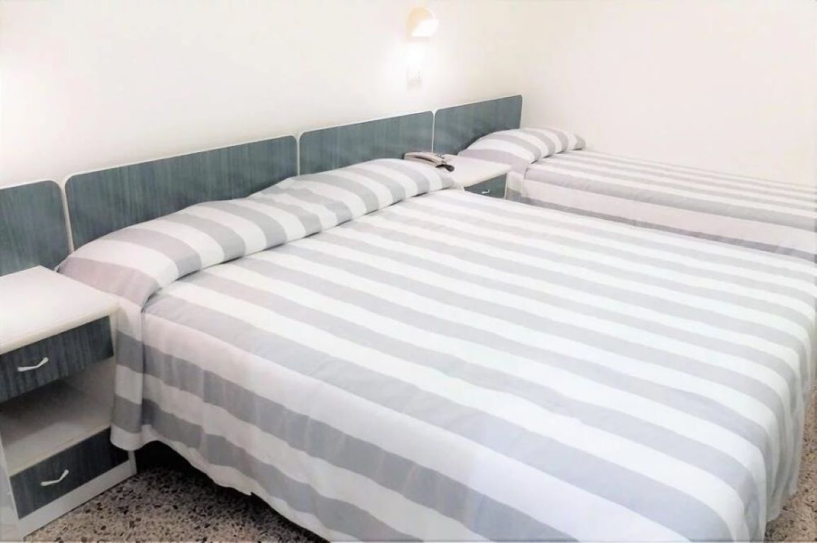 Aurea Hotel-Trokrevetna soba.jpg