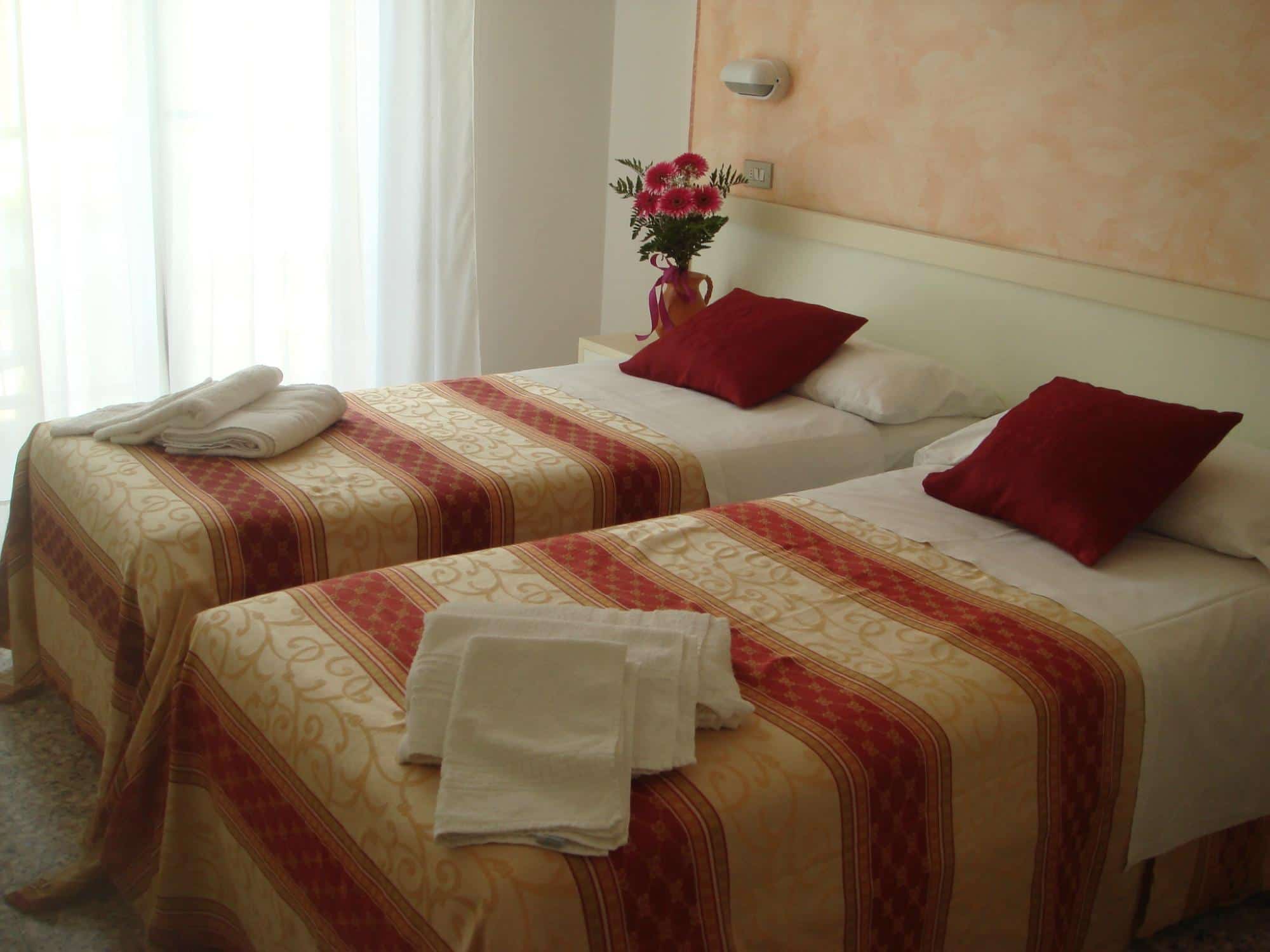 Arcade Hotel-Trokrevetna soba.jpg