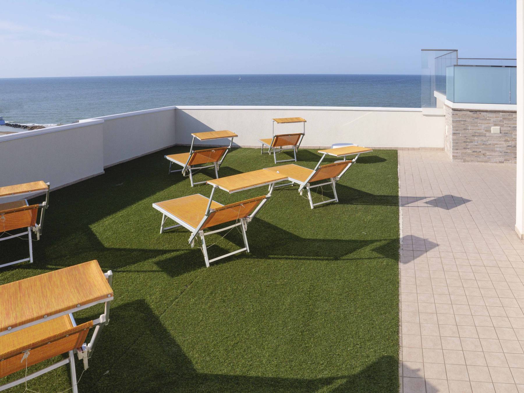 Harmony Hotel-Terasa za suncanje.jpg