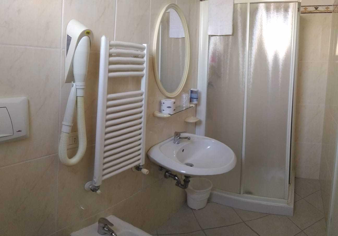 Prestige Hotel-Kupatilo.jpeg