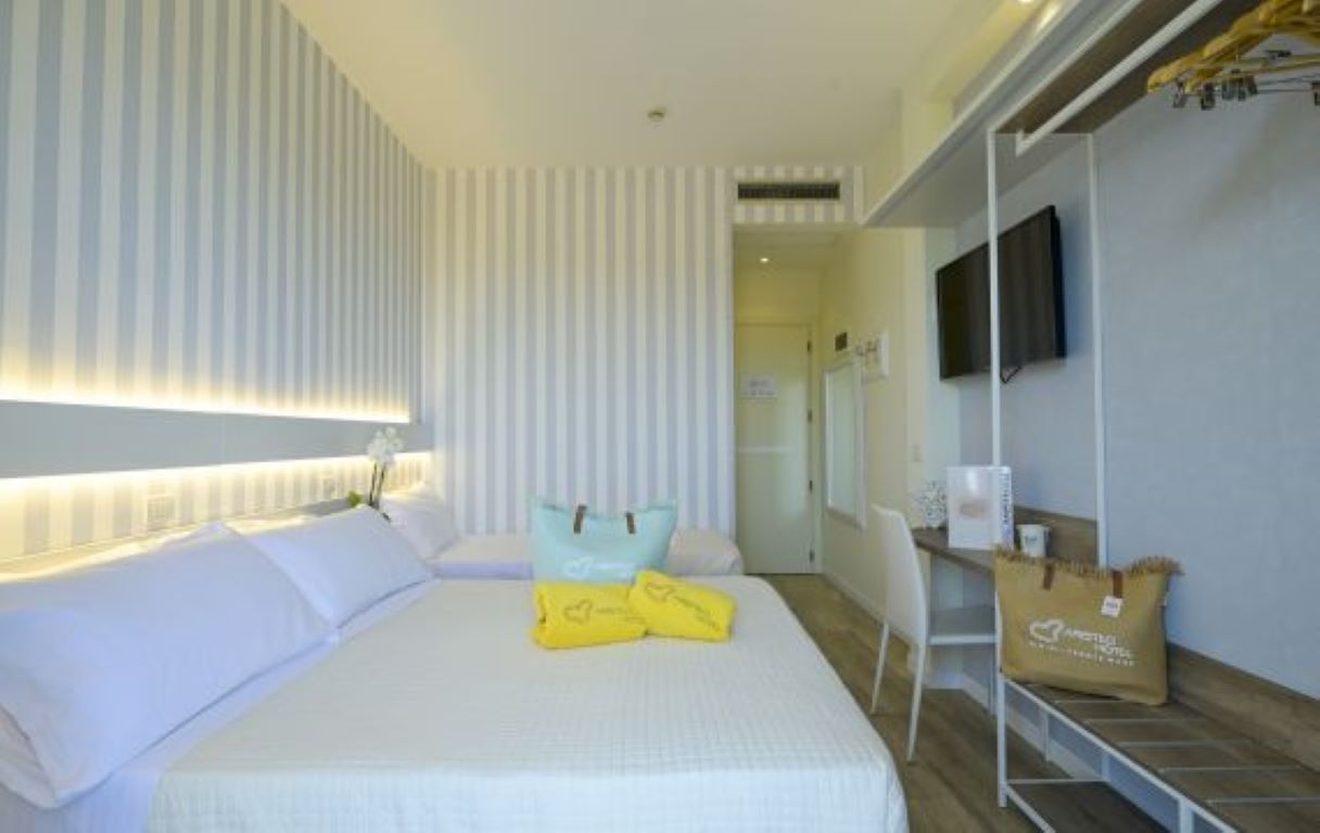 Hotel Aristeo-Riviera trokrevetna soba.jpg