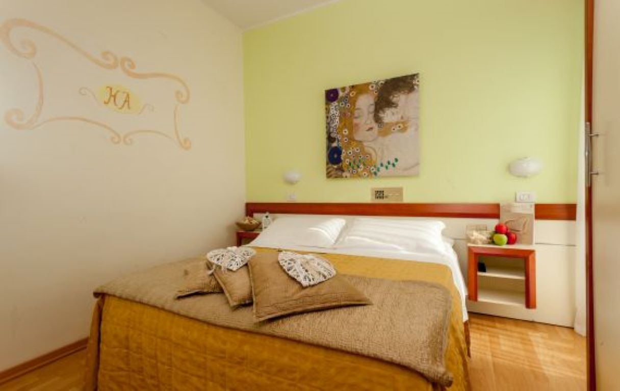 Hotel Aristeo-Standardna soba delimičan pogled more.jpg