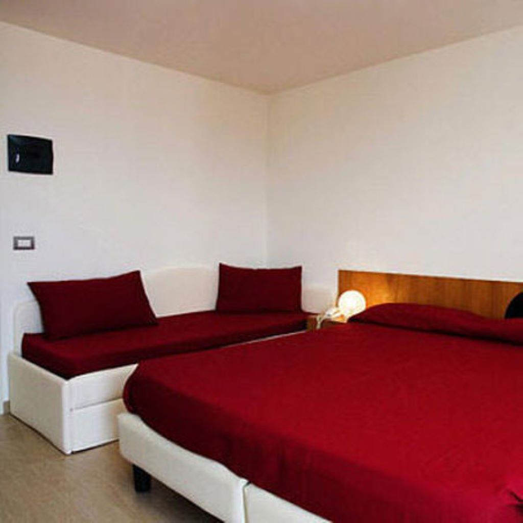 Hotel Morolli-Trokrevetna soba.jpg