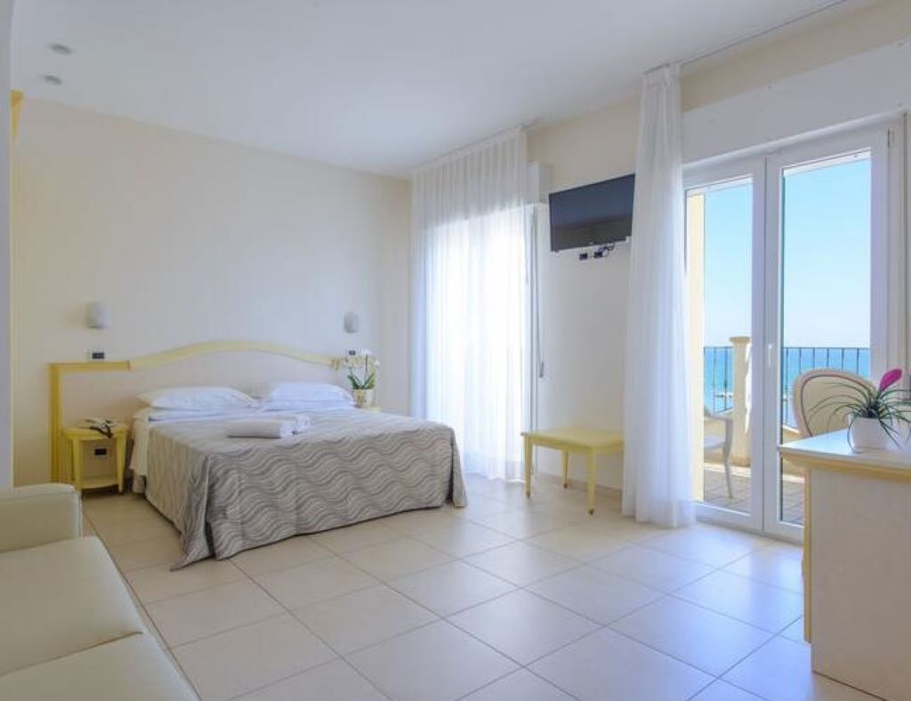 Zeus Hotel-Junior suite.jpg