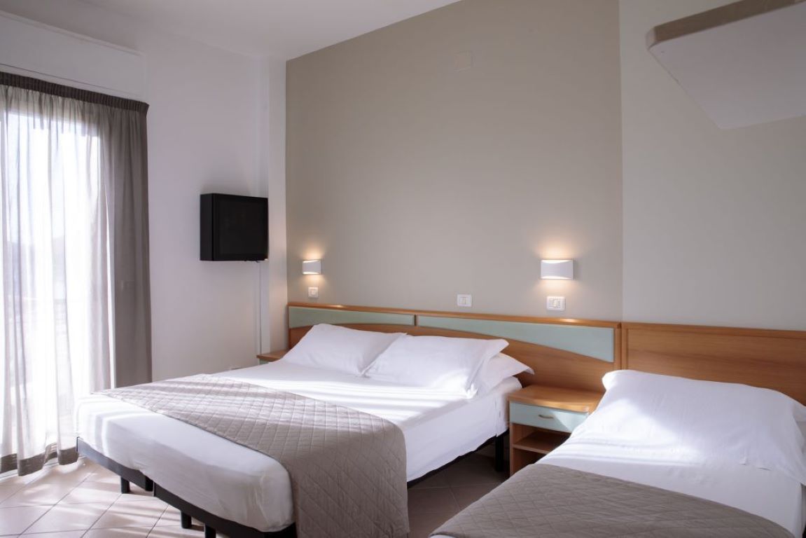 Hotel Holland-Comfort trokrevetna soba.jpg