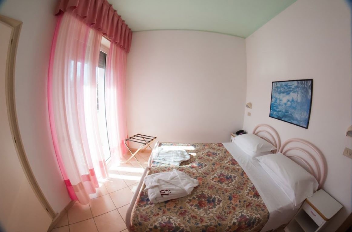 Angelini Hotel-Superior trokevetna soba.jpg