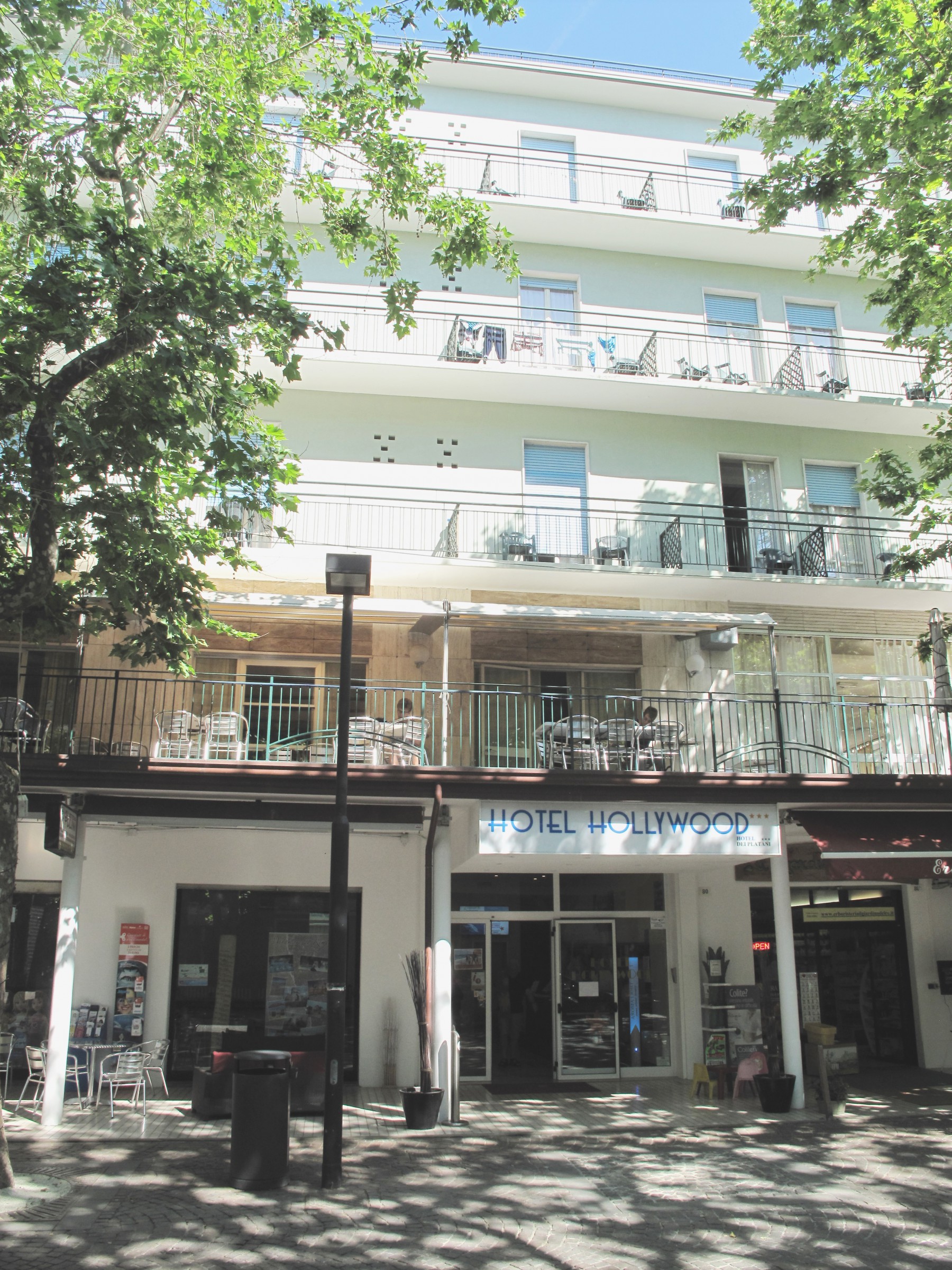 Hotel Hollywood-Prilaz hotelu.jpg