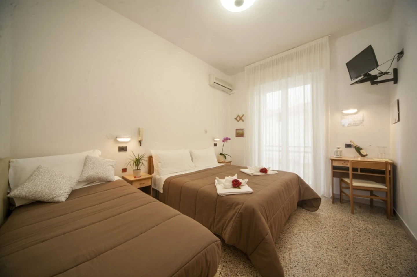 Hotel Zurigo-Trokrevetna soba.jpg