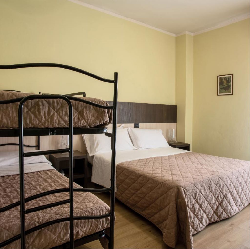 Bamby Hotel-Cetvorokrevetna soba.jpg