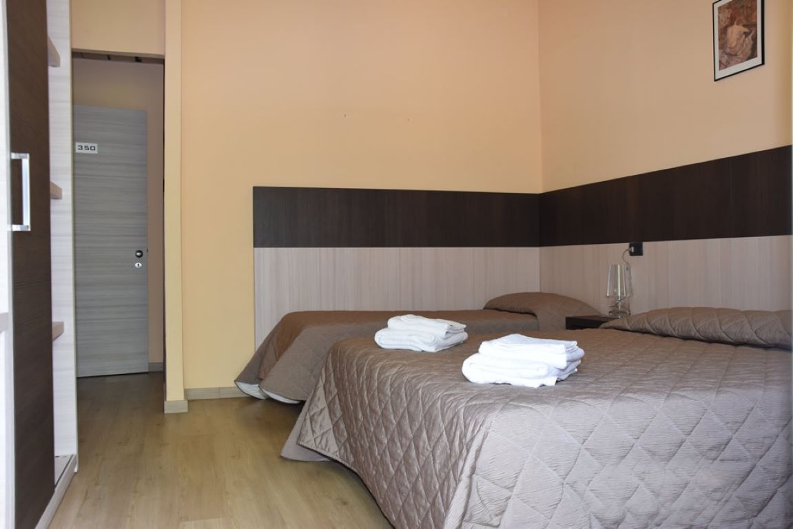 Bamby Hotel-Trokrevetna soba.jpg