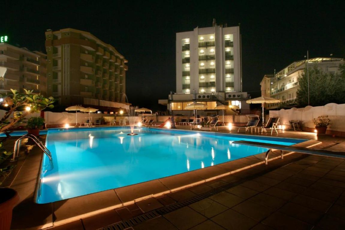Avila In Hotel-Bazen nocu.jpg