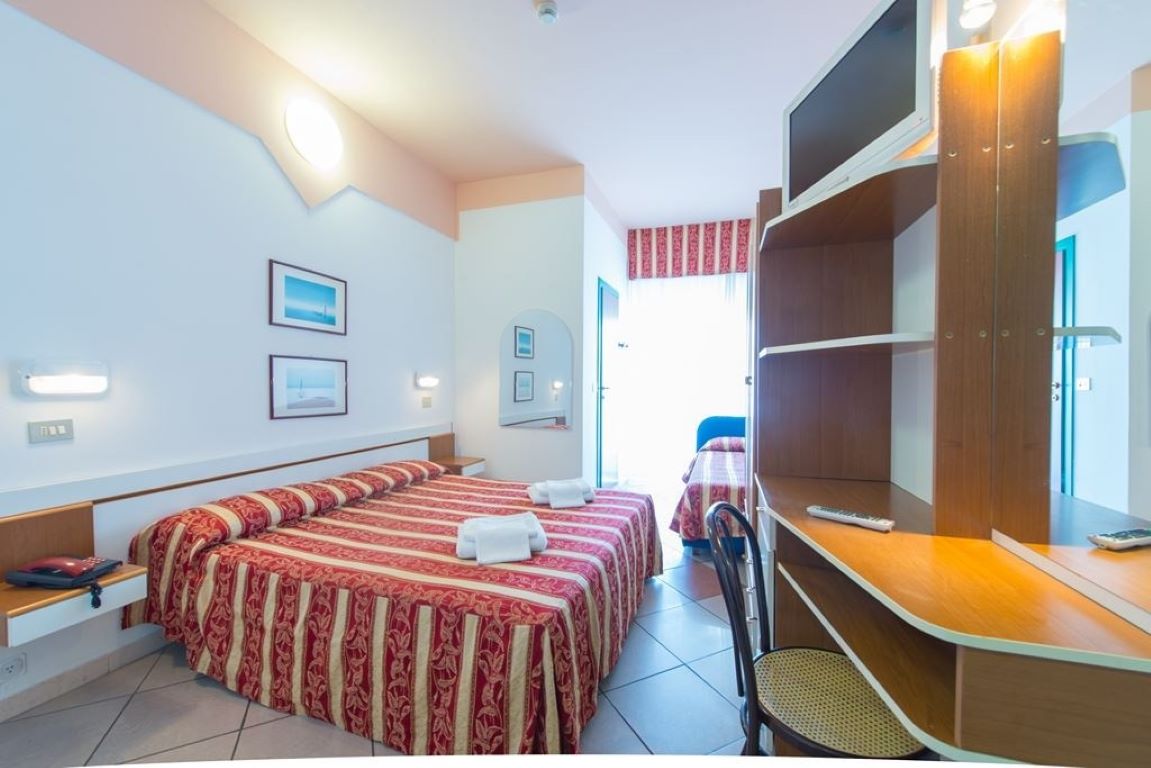 Hotel Faber-Porodicna soba delimican pogled more.jpg