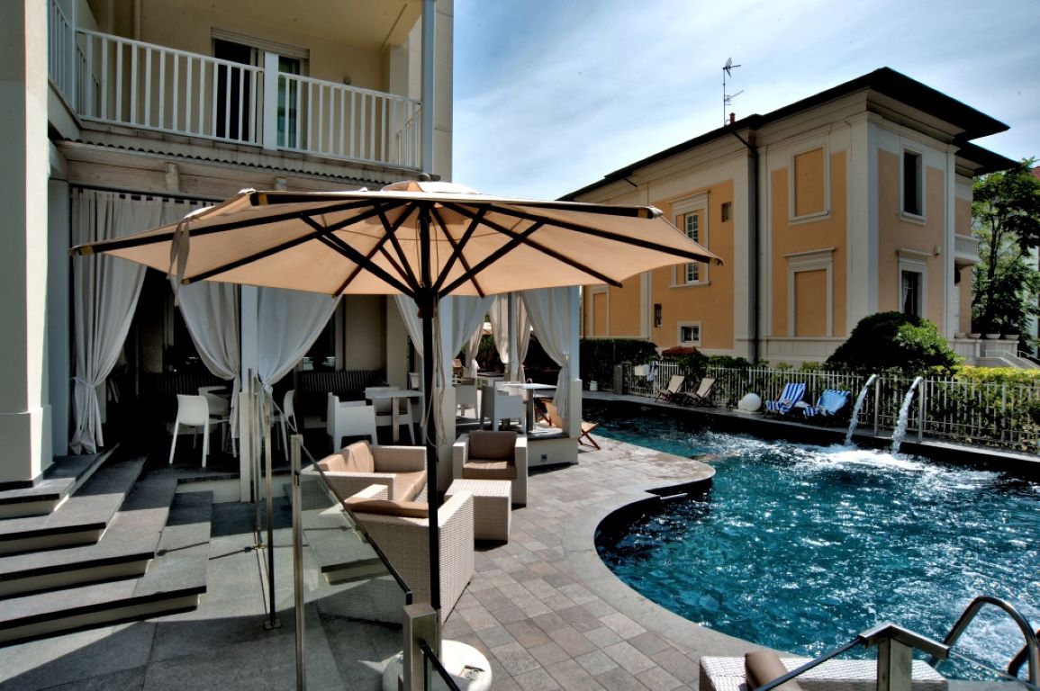 Hotel Le Rose Suite-Oblast oko bazena.jpg