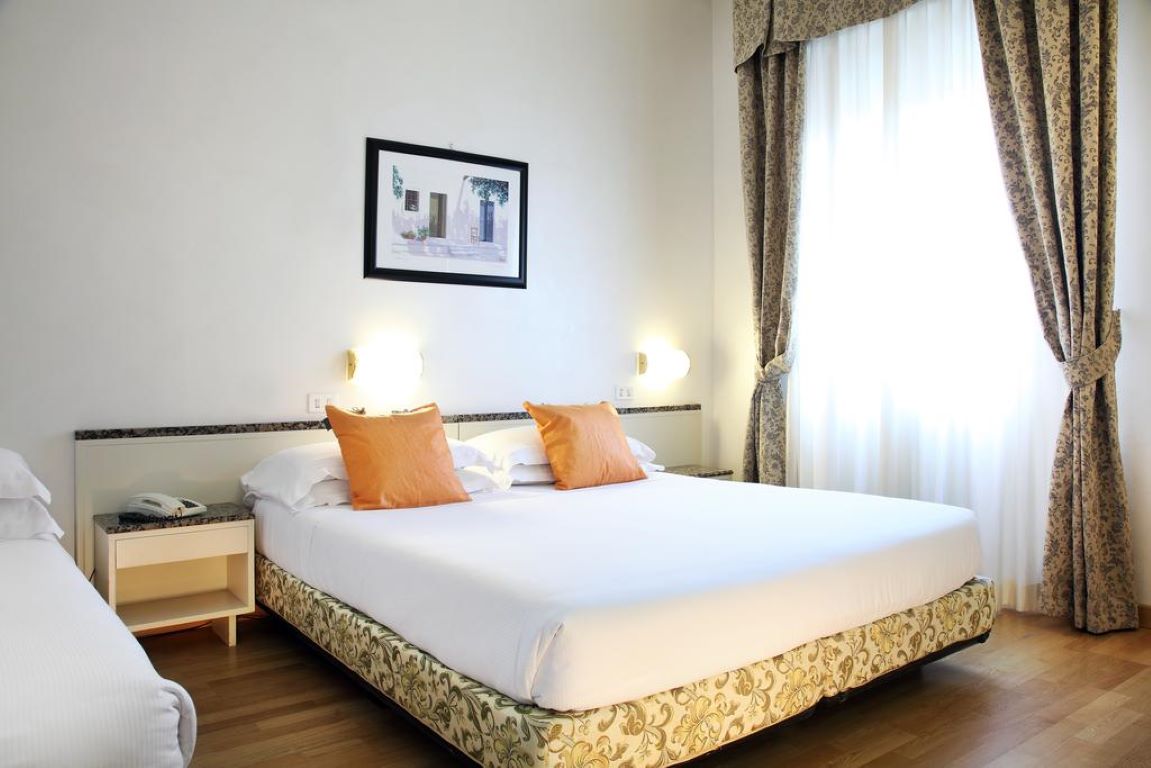 Rosabianca Hotel-Trokrevetna soba.jpg