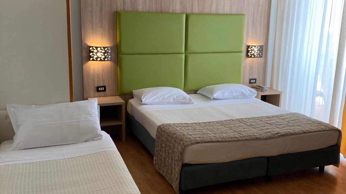 St Gregory Park Hotel-Trokrevetna soba.jpg