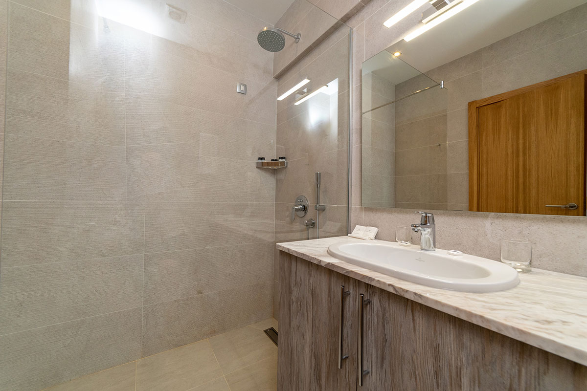 Hotel WoW jednososban apartman kupatilo.jpg