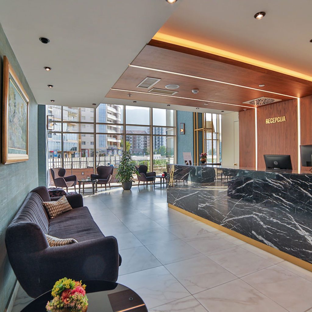 Hotel WoW recepcija.jpg