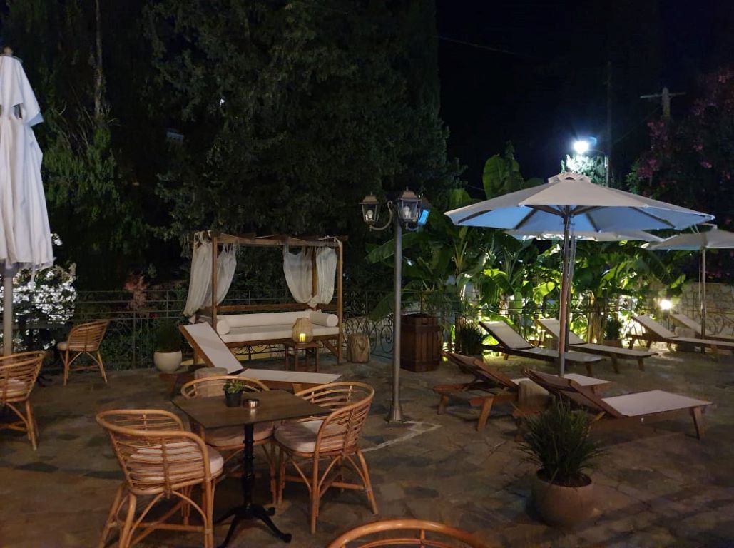 La Signora Hotel-dvorište-ležaljke.jpg